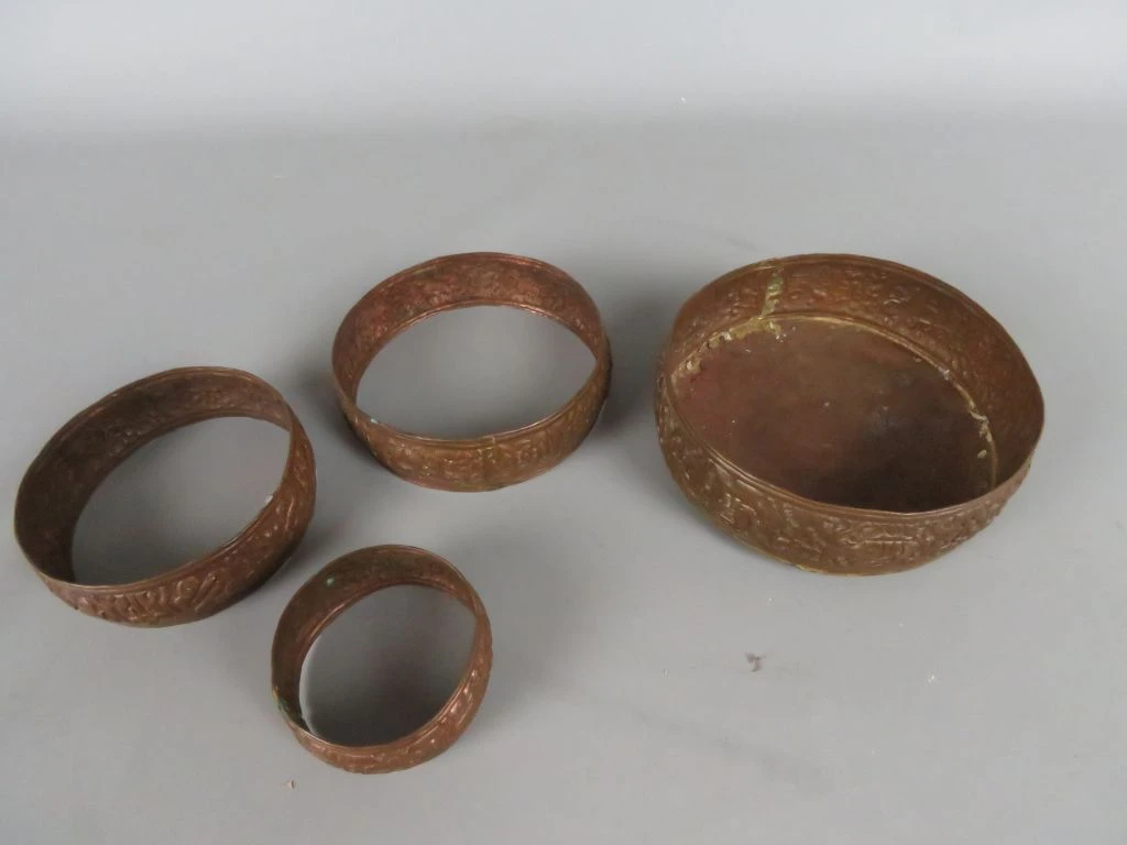 Set van 1 koperen kom en 4 koperen ringen met reliëf - foto 2