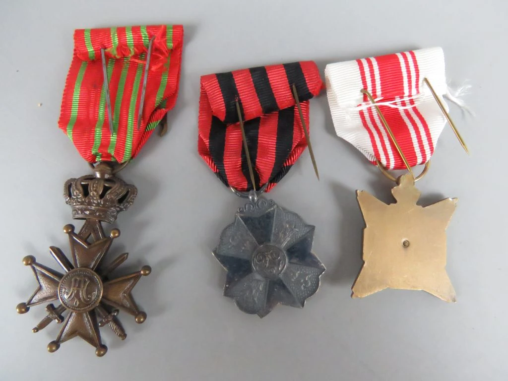 Set van 9 diverse militaire medailles en onderscheidingen - foto 9