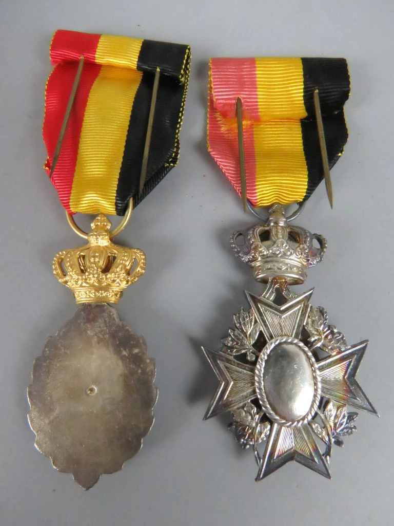 Set van 9 diverse militaire medailles en onderscheidingen - foto 7