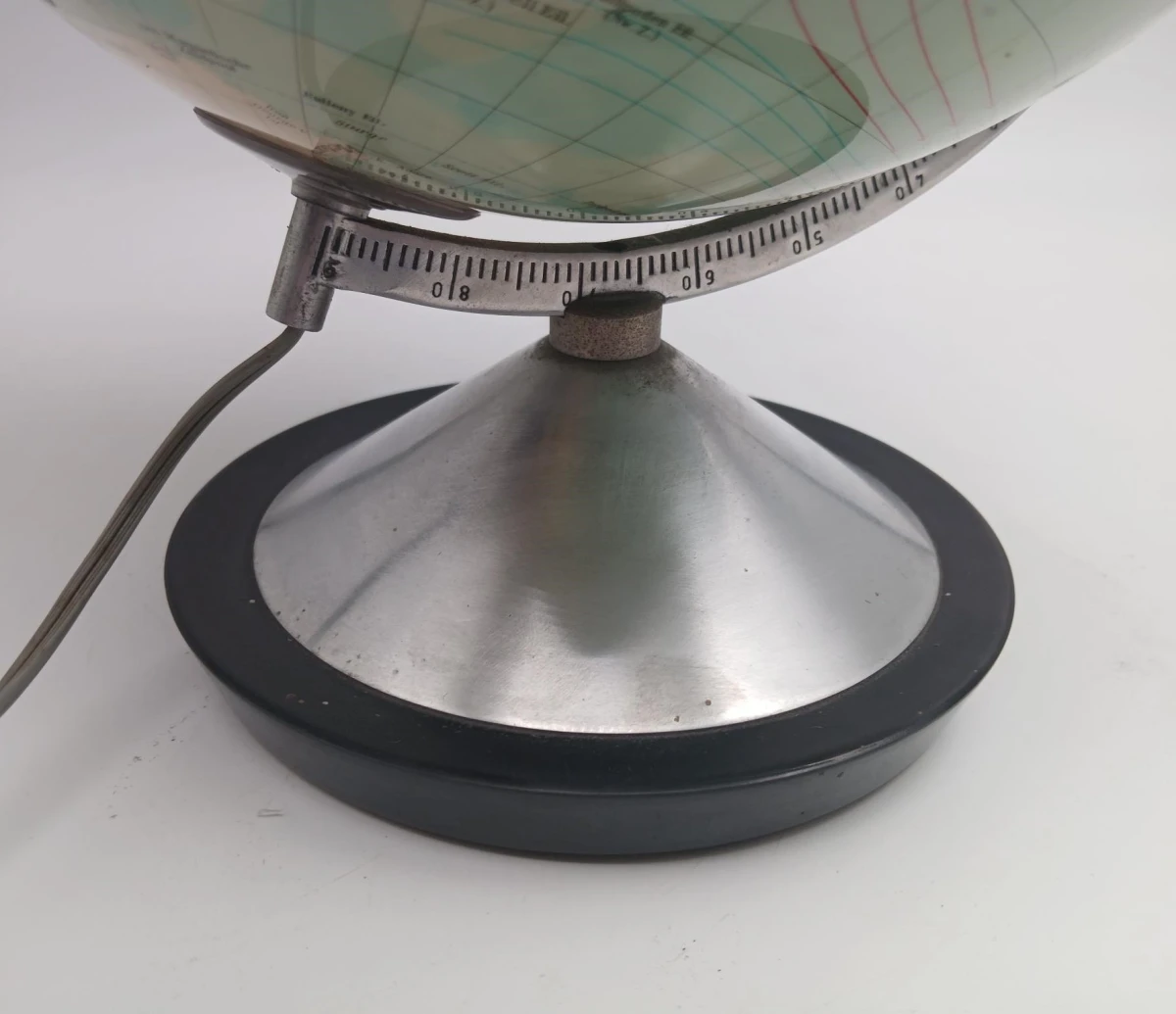 Verlichte wereldbol met metalen voet - foto 3