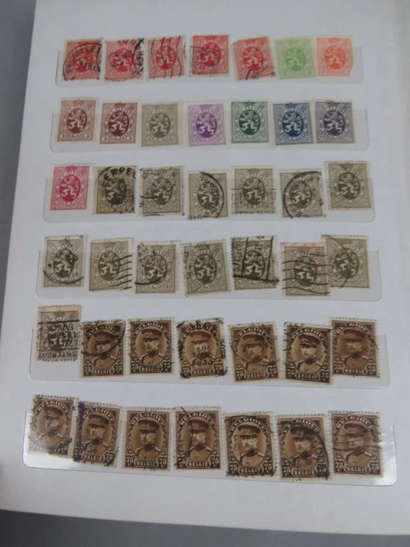 Postzegelalbum met diverse oude postzegels uit jaren 1920-30 - foto 2