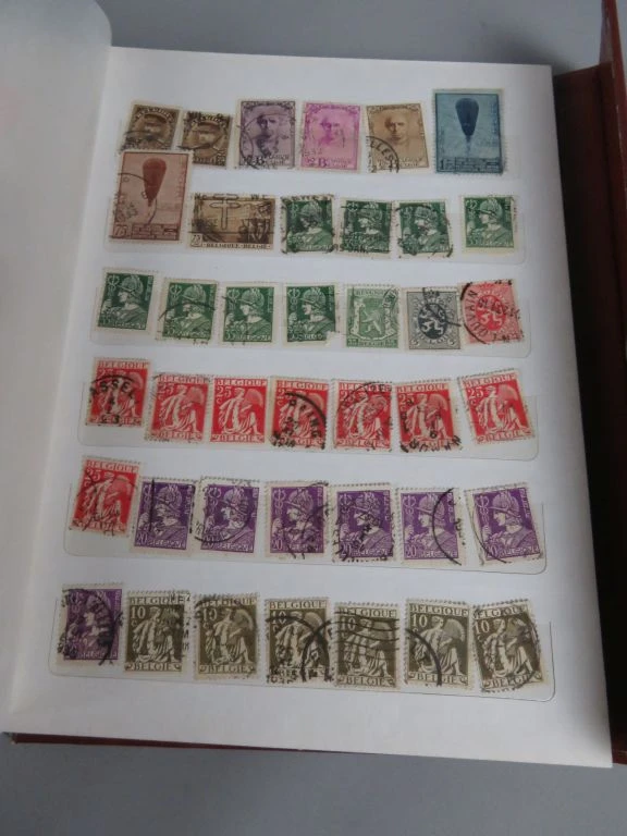 Postzegelalbum met diverse oude postzegels uit jaren 1920-30 - foto 3