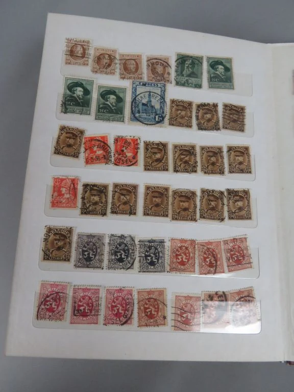 Postzegelalbum met diverse oude postzegels uit jaren 1920-30 - foto 19