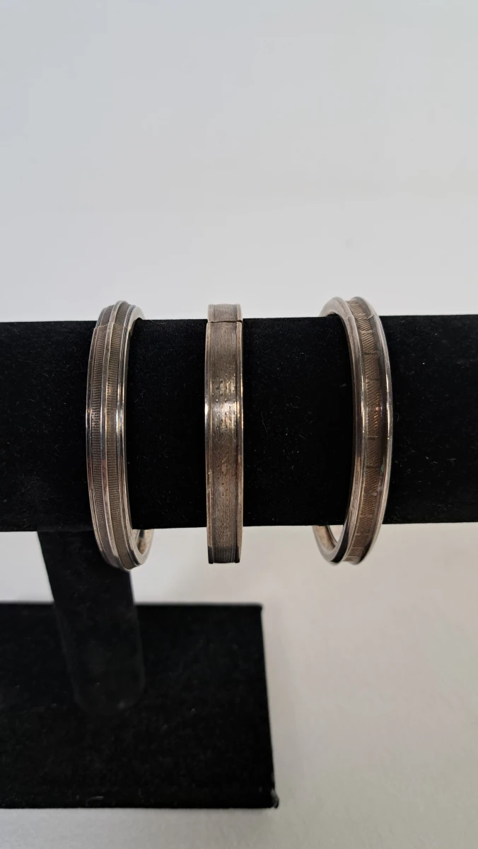 Drie zilveren armbanden met A800-keurmerk – kavel bij De Kringwinkel, Turnhout