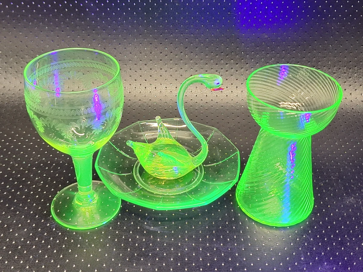 4-Delige Collectie Uraniumglas (Zwaan, Wijnglas, Schaal & Vaasje) – kavel bij De Kringwinkel, Gent