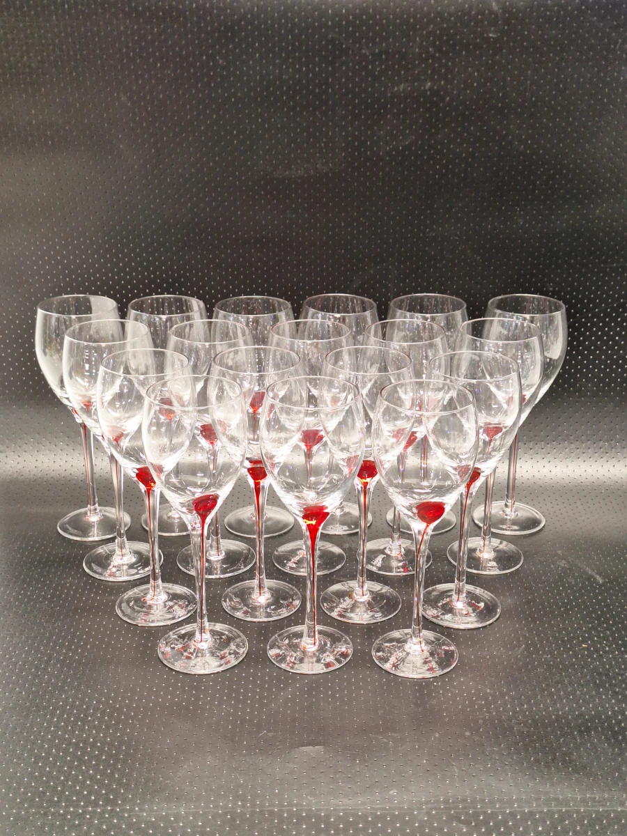 Set van 18 Vintage Wijnglazen met Rode Accenten in de Stoom – kavel bij De Kringwinkel, Gent