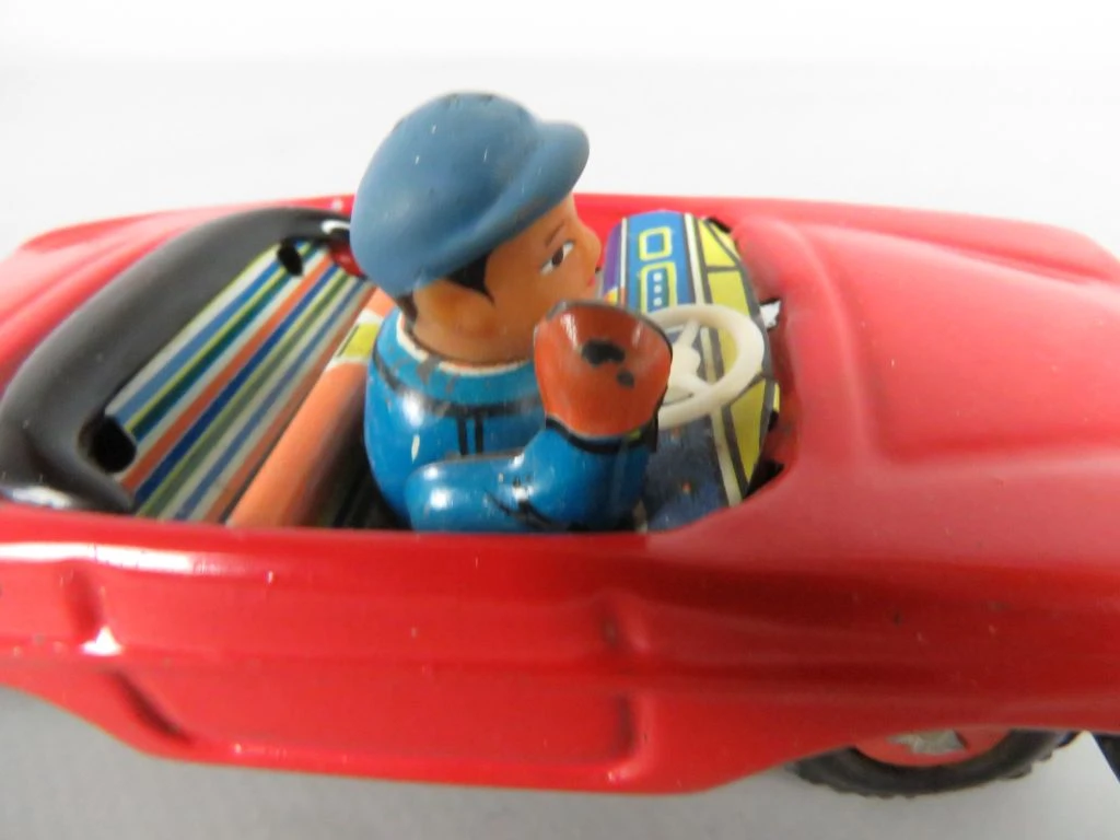 Vintage rood metalen speelgoedauto met bestuurder - foto 5