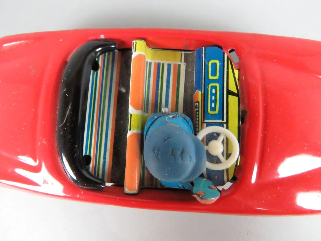 Vintage rood metalen speelgoedauto met bestuurder - foto 4