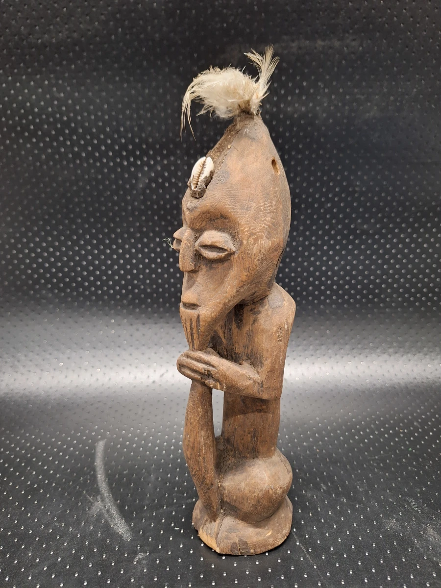 Set van 2 handgesneden Afrikaanse tribale beelden met kaurischelp en veren - foto 10