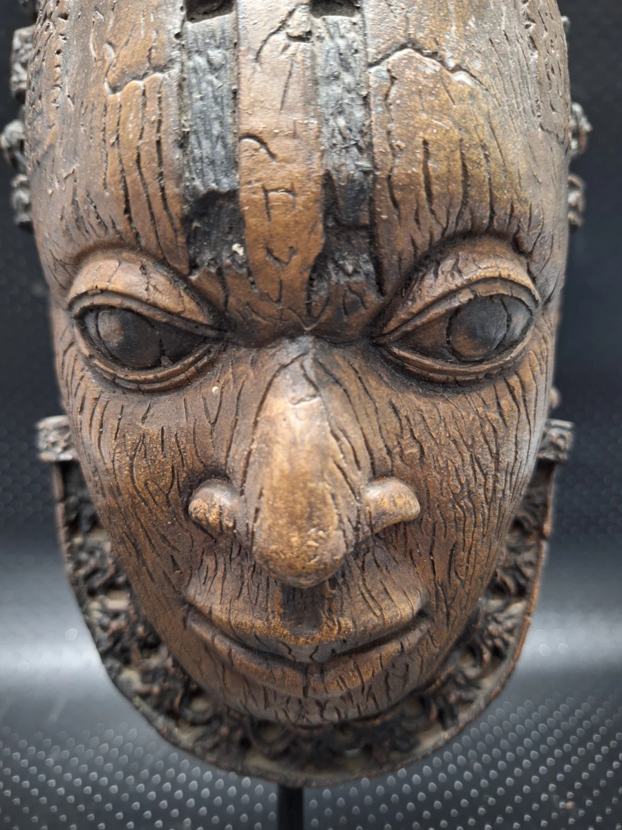Set van 2 decoratieve tribale maskers in resin op metalen sokkel - foto 2