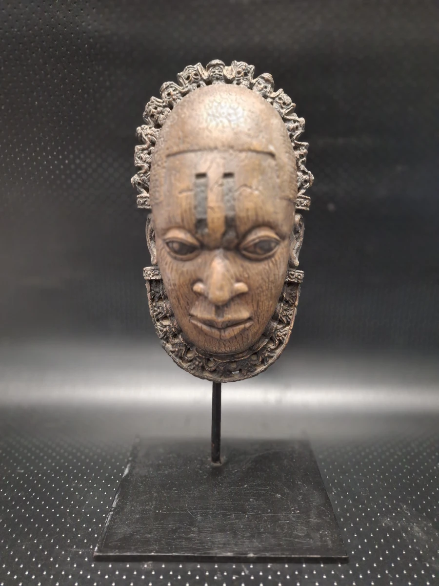 Set van 2 decoratieve tribale maskers in resin op metalen sokkel - foto 9