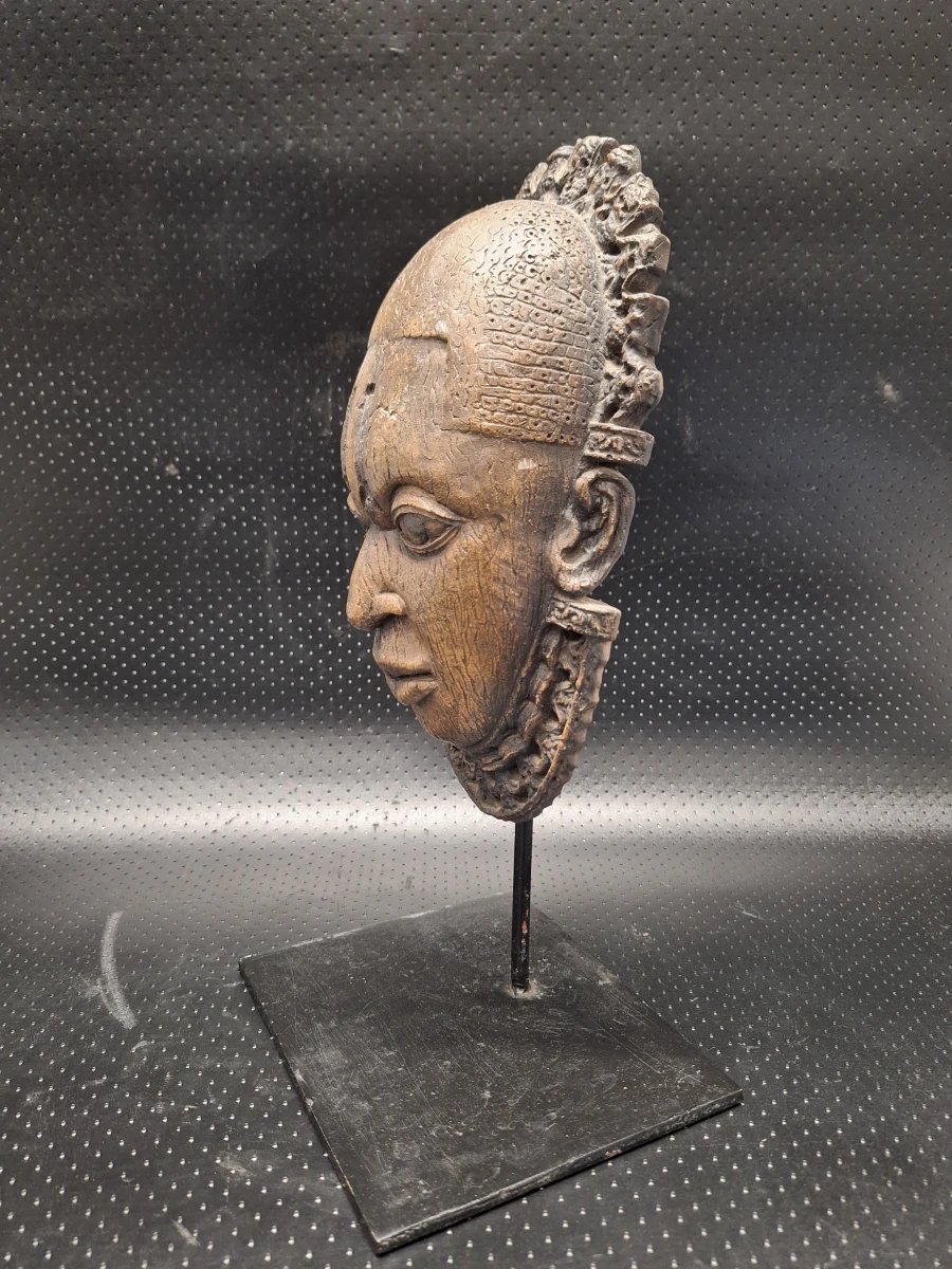 Set van 2 decoratieve tribale maskers in resin op metalen sokkel - foto 13
