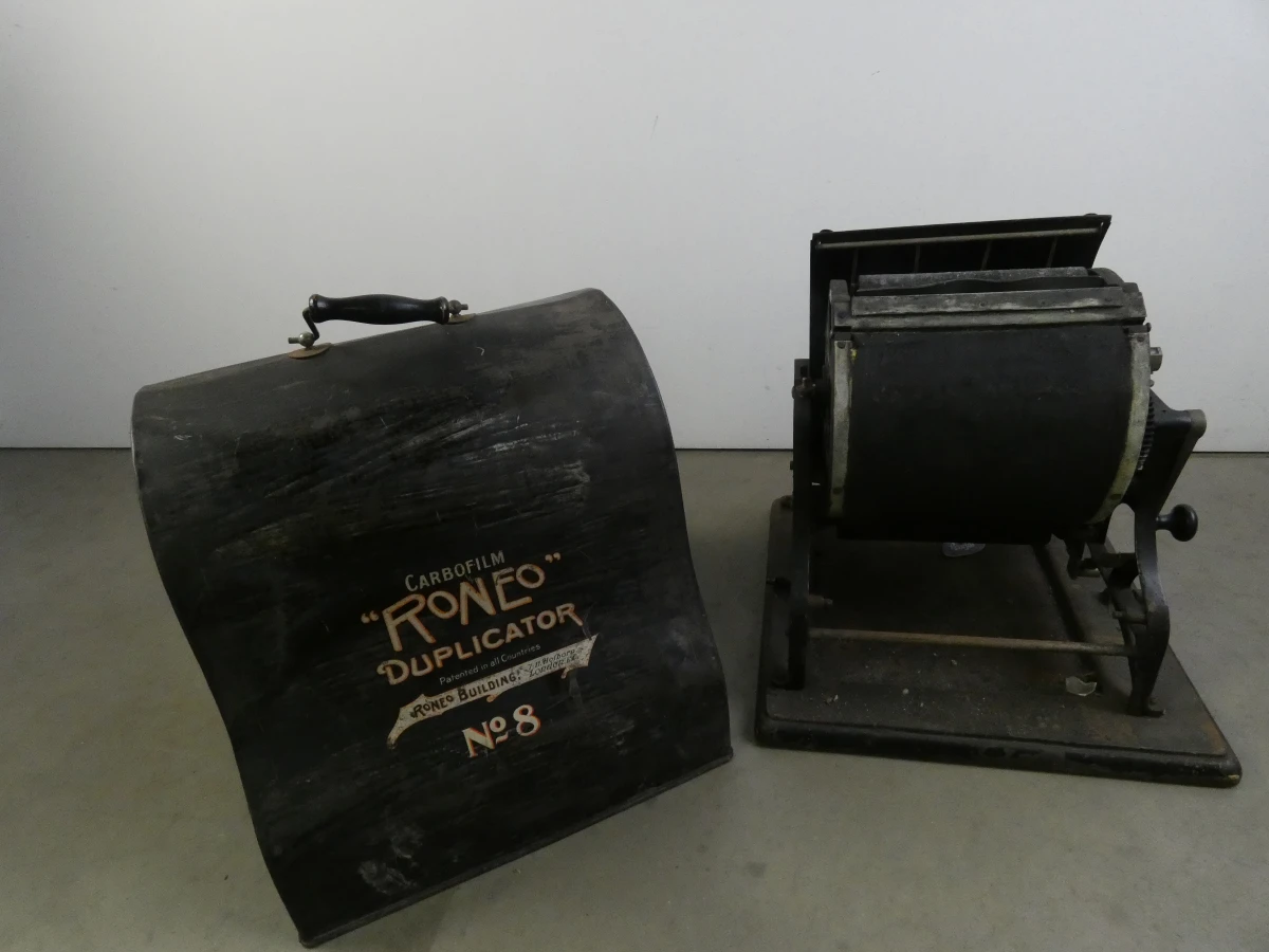 Vintage Roneo duplicator No 8 met beschermhoes - foto 2