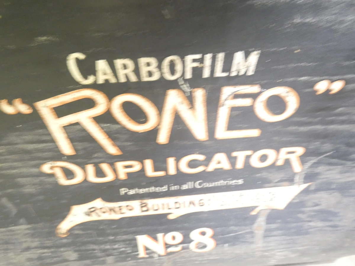 Vintage Roneo duplicator No 8 met beschermhoes - foto 18