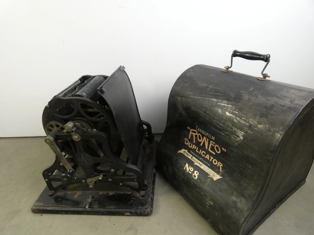 Vintage Roneo duplicator No 8 met beschermhoes - foto 21