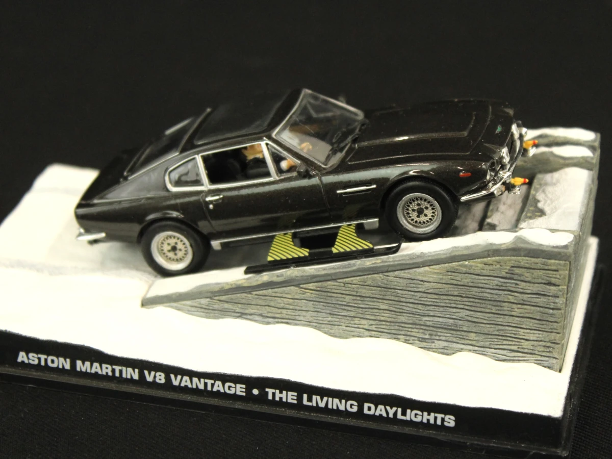 Set van 8 James Bond modelauto's in displayboxen - foto 9