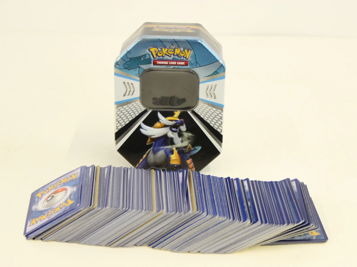 Pokémon kaarten in een verzamelalbum en metalen tins - foto 5