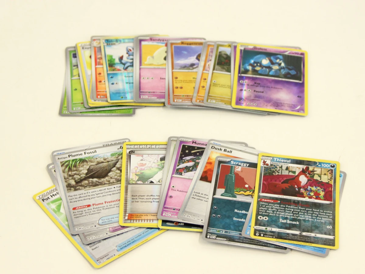 Pokémon kaarten in een verzamelalbum en metalen tins - foto 7