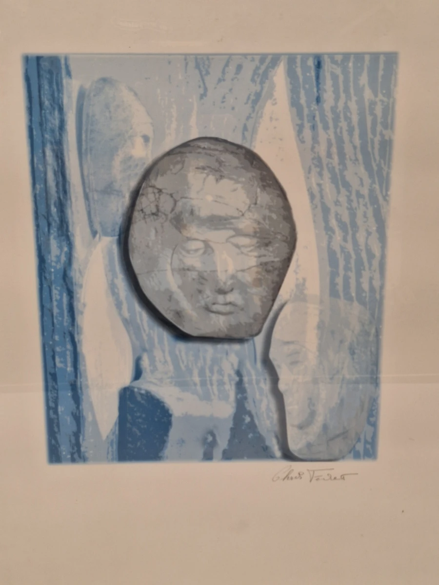 Gesigneerde abstracte reliëfprent met gezichten in blauwtinten - foto 2