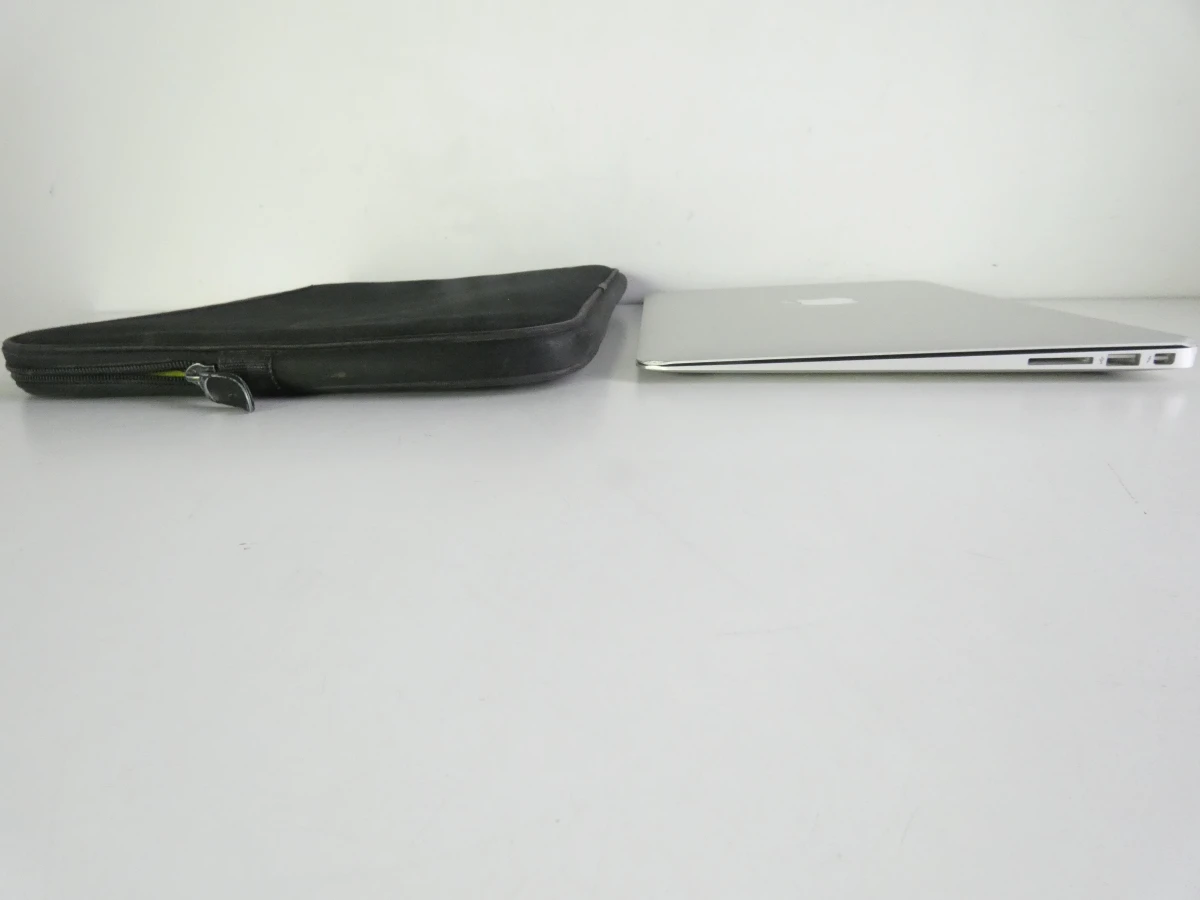 MacBook Air met lader en beschermhoes - foto 3