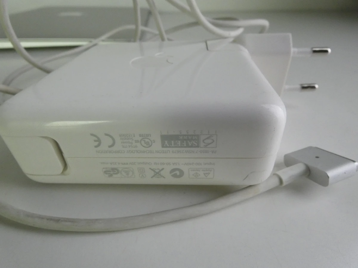 MacBook Air met lader en beschermhoes - foto 8