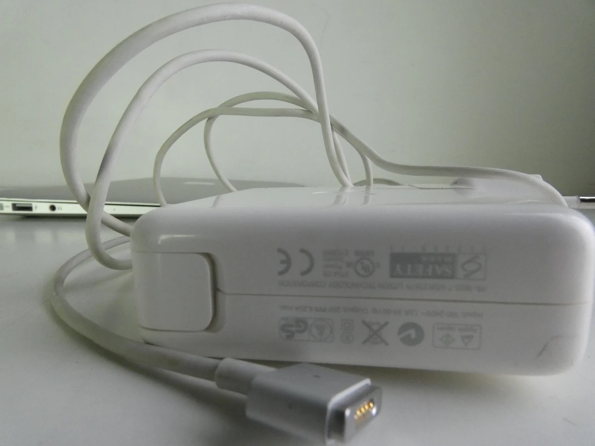 MacBook Air met lader en beschermhoes - foto 9