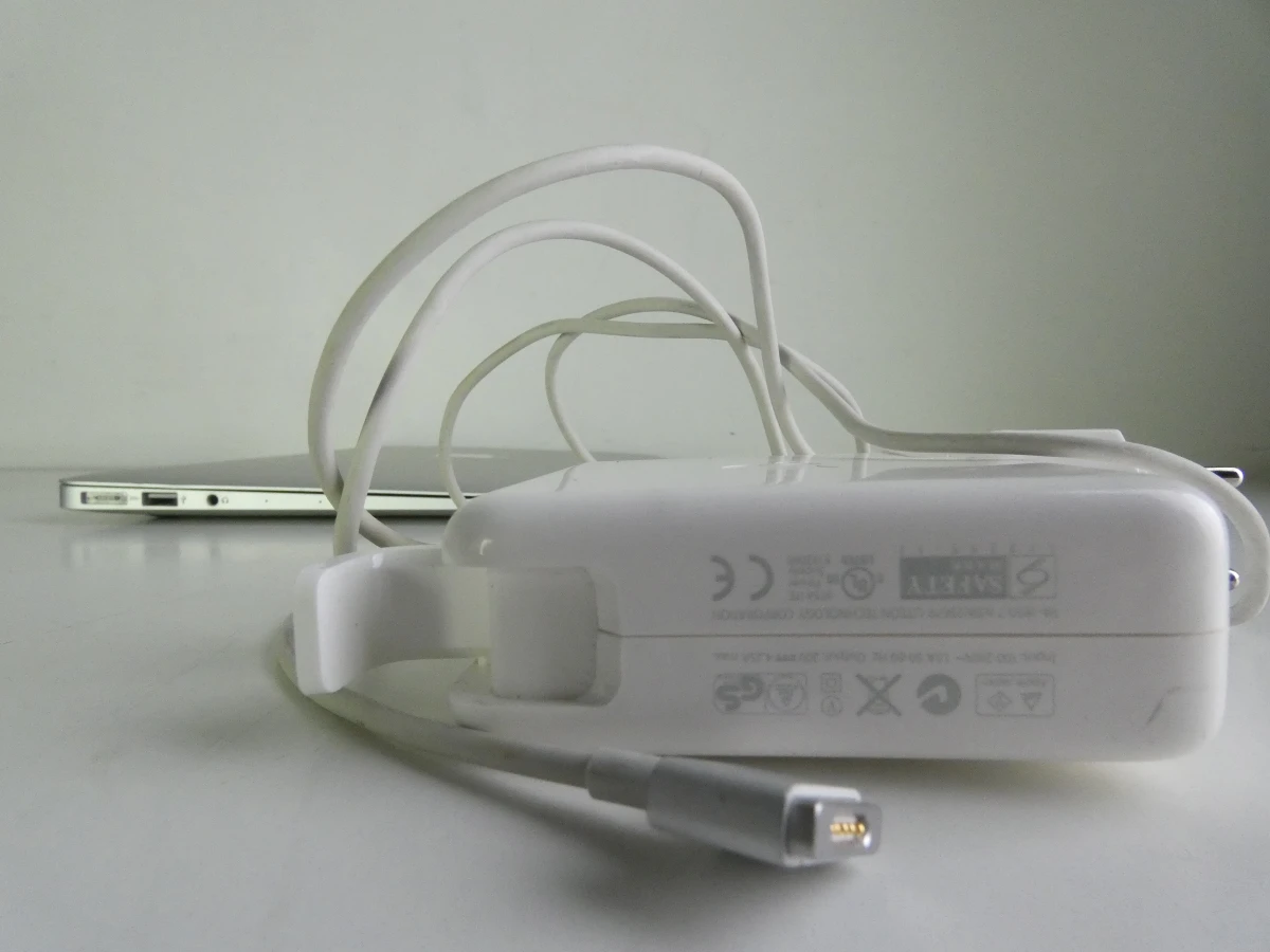 MacBook Air met lader en beschermhoes - foto 10