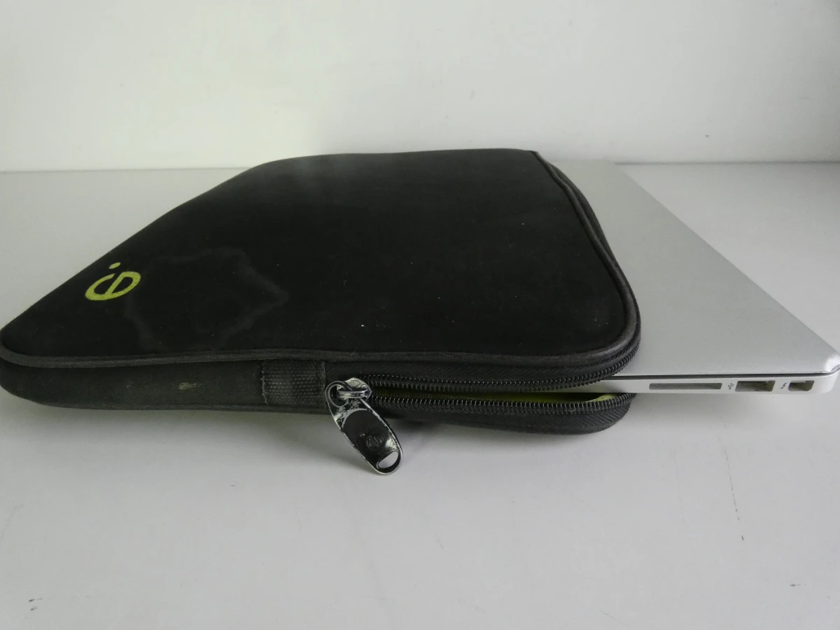 MacBook Air met lader en beschermhoes - foto 16