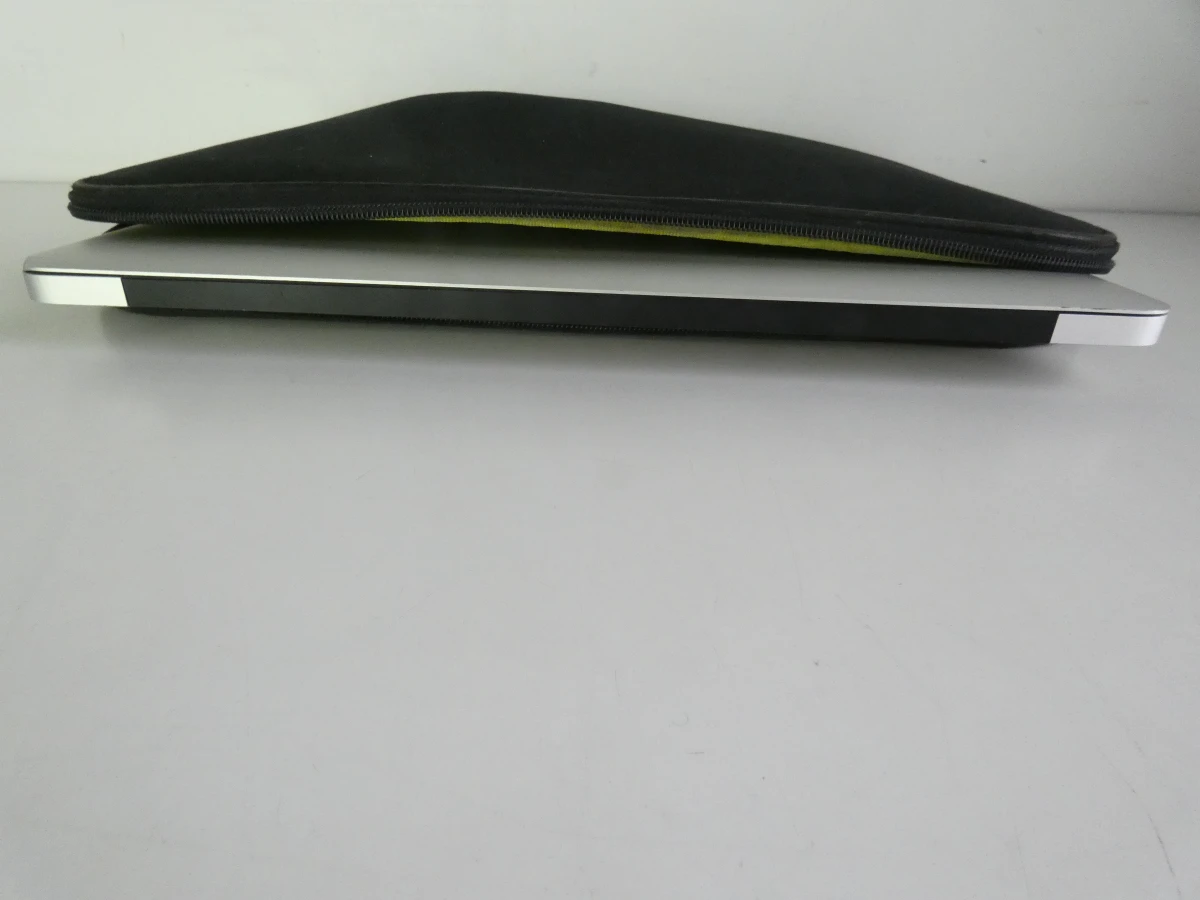 MacBook Air met lader en beschermhoes - foto 17