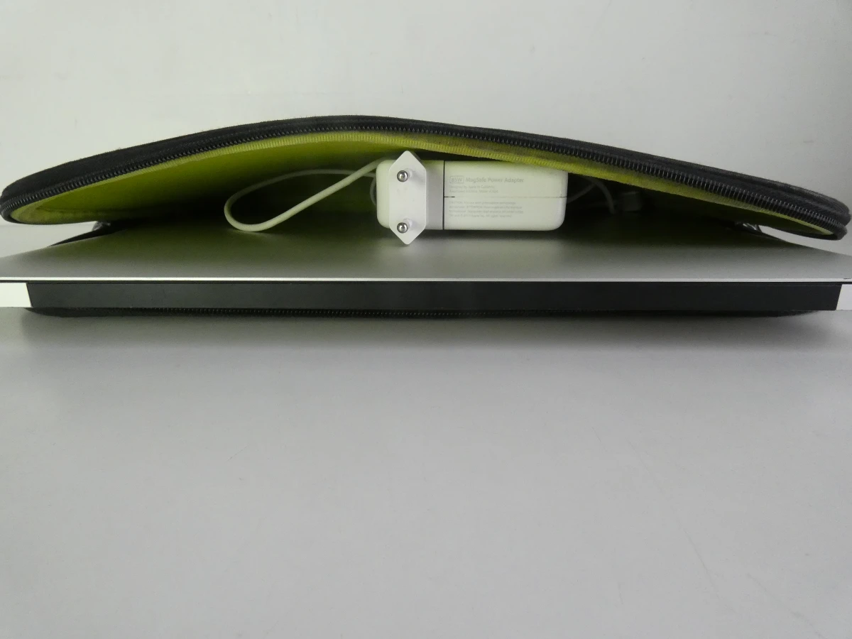 MacBook Air met lader en beschermhoes - foto 18