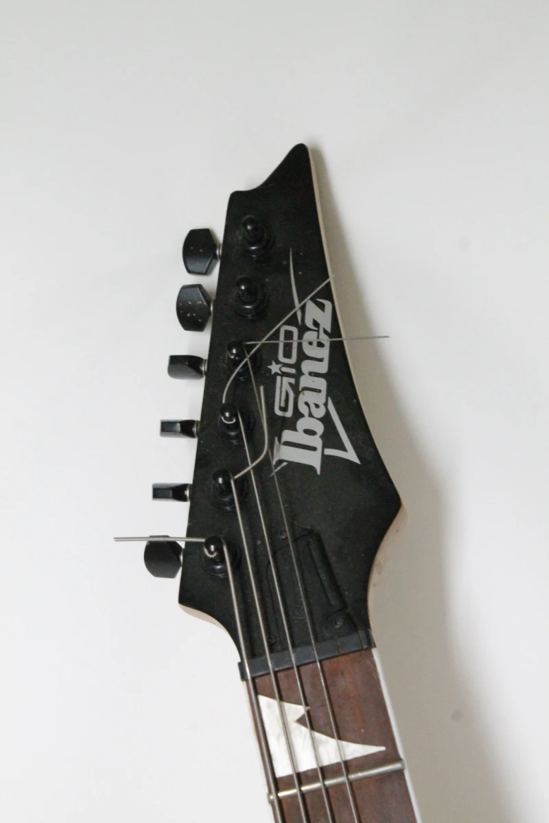 Zwarte elektrische gitaar Ibanez Gio - foto 5