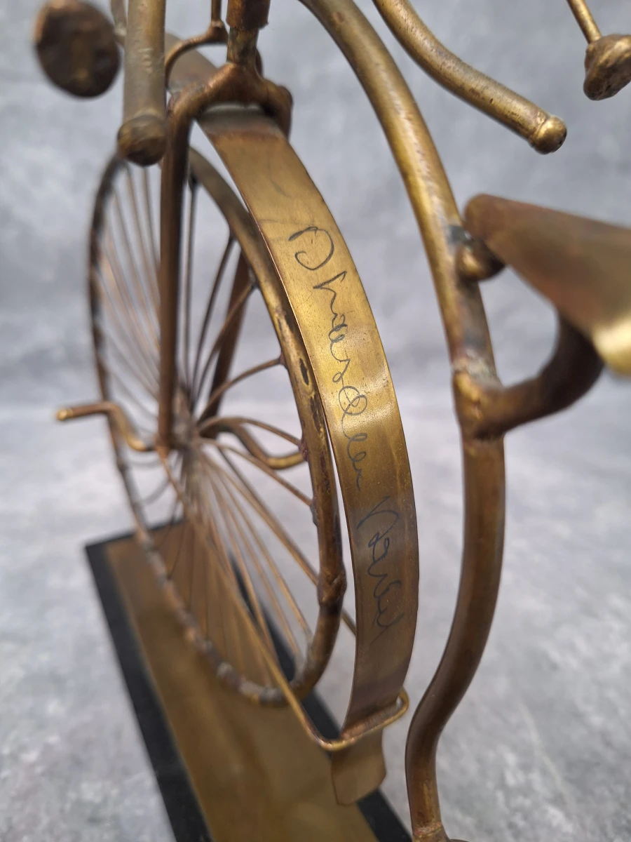 Kunstwerk van messing en koper, antieke fiets op marmeren sokkel - gesigneerd D'Haeseleer Daniel (°1947) - foto 7