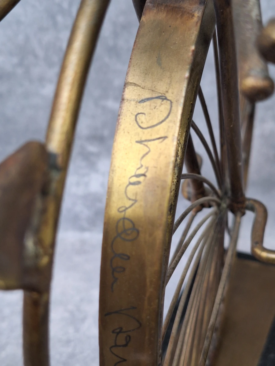 Kunstwerk van messing en koper, antieke fiets op marmeren sokkel - gesigneerd D'Haeseleer Daniel (°1947) - foto 8