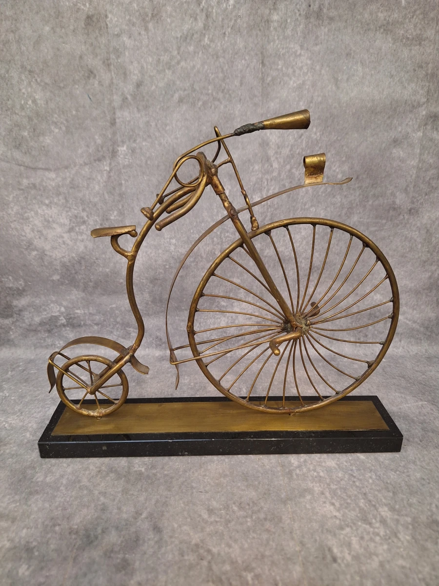Kunstwerk van messing en koper, antieke fiets op marmeren sokkel - gesigneerd D'Haeseleer Daniel (°1947) - foto 6