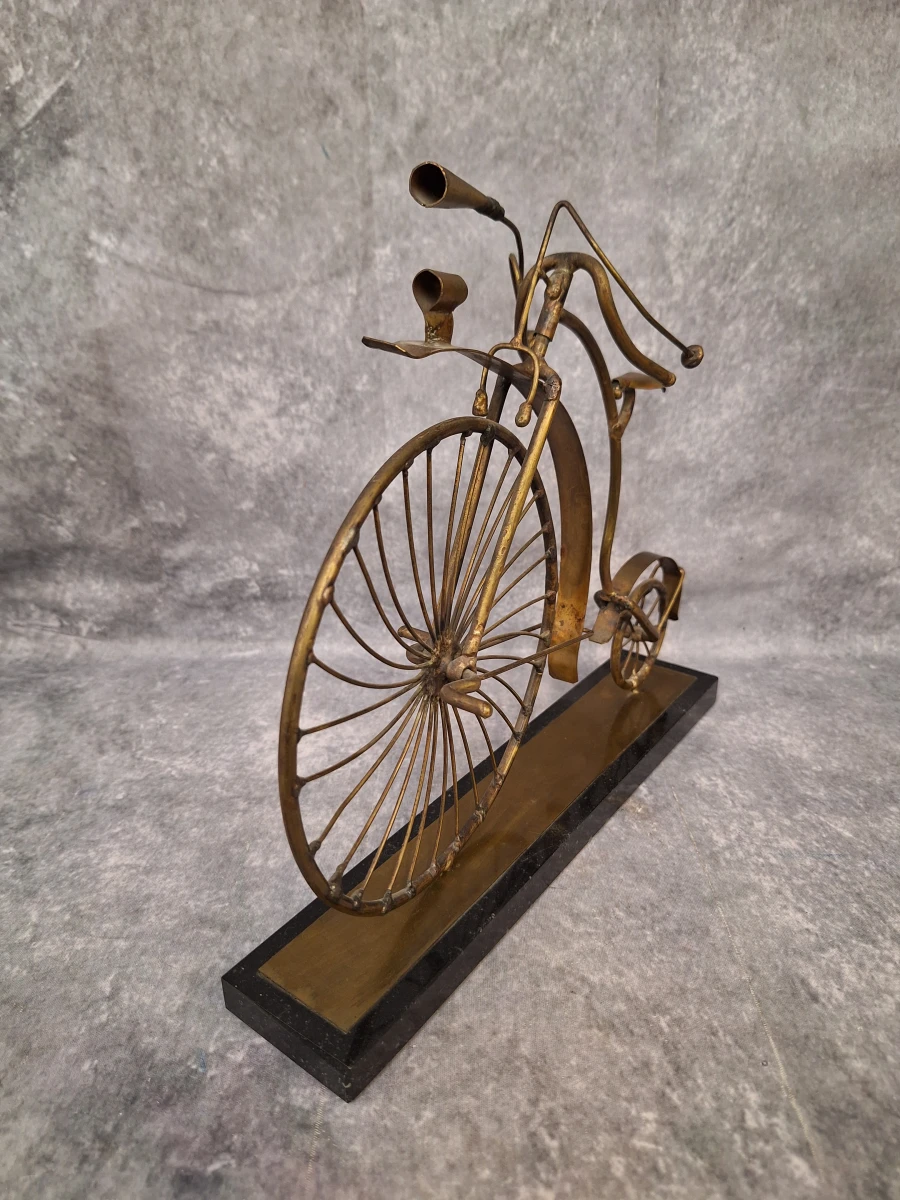 Kunstwerk van messing en koper, antieke fiets op marmeren sokkel - gesigneerd D'Haeseleer Daniel (°1947) - foto 3