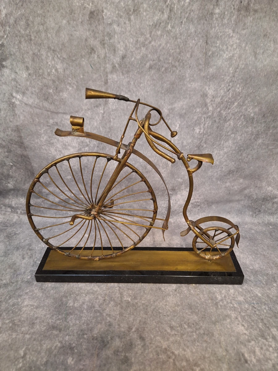Kunstwerk van messing en koper, antieke fiets op marmeren sokkel - gesigneerd D'Haeseleer Daniel (°1947) - foto 2