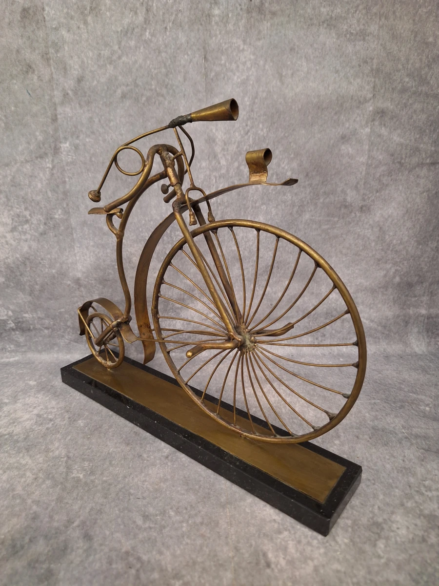 Kunstwerk van messing en koper, antieke fiets op marmeren sokkel - gesigneerd D'Haeseleer Daniel (°1947) - foto 5