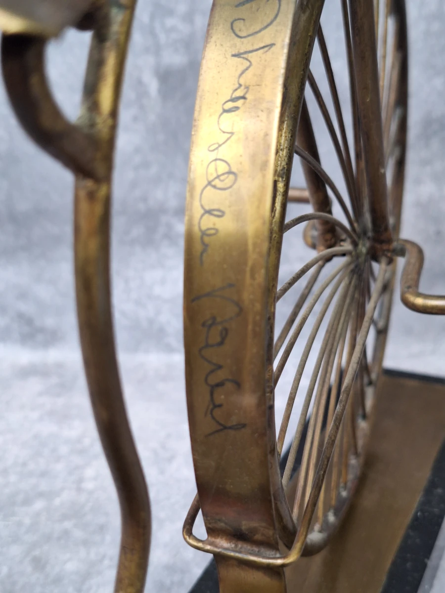 Kunstwerk van messing en koper, antieke fiets op marmeren sokkel - gesigneerd D'Haeseleer Daniel (°1947) - foto 9