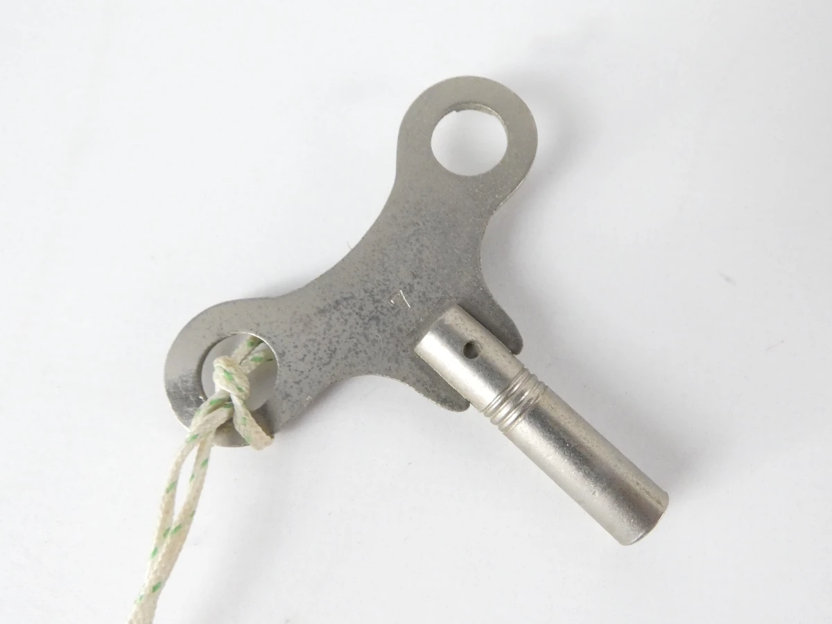 Vintage klok met twee kandelaren in messing - foto 14