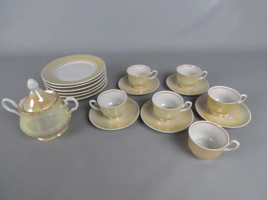 Vintage servies met kopjes, schotels en suikerpot - foto 3