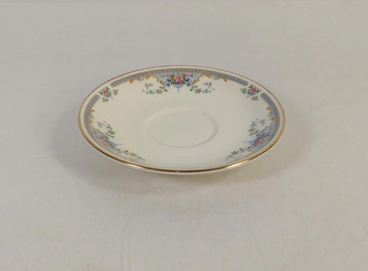 Set fijn porselein servies met bloemenmotief en gouden rand - foto 8
