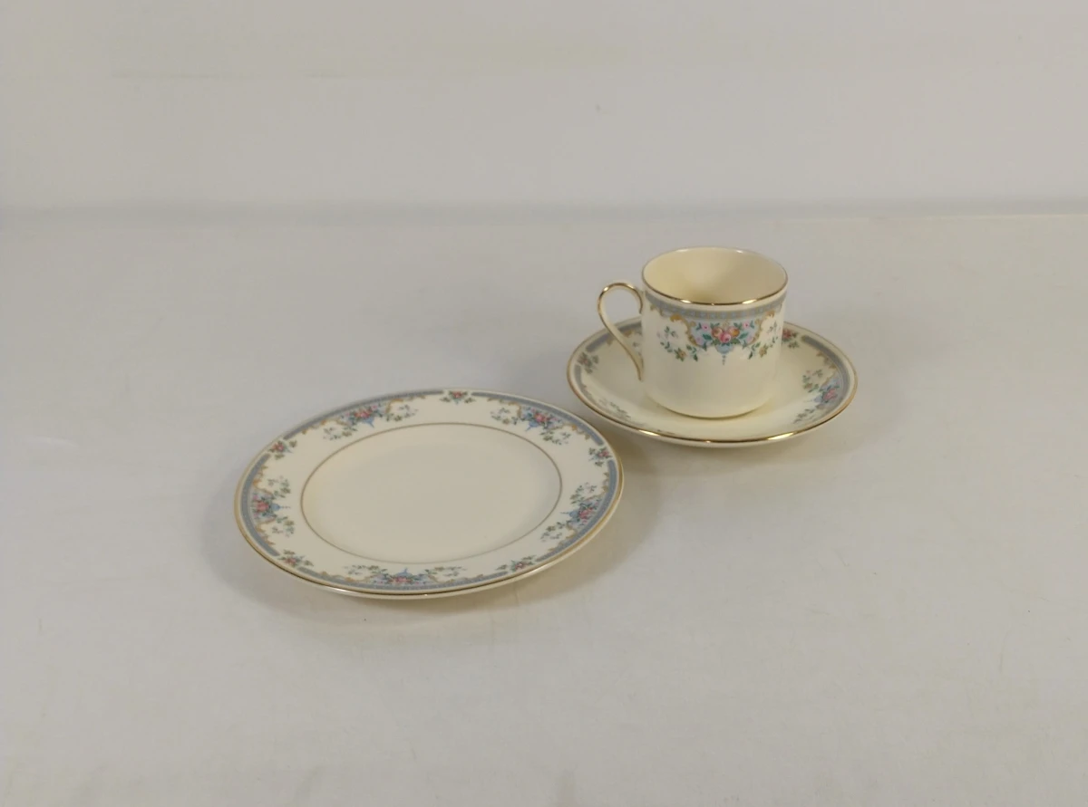 Set fijn porselein servies met bloemenmotief en gouden rand - foto 2