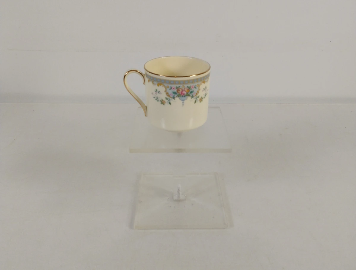 Set fijn porselein servies met bloemenmotief en gouden rand - foto 3