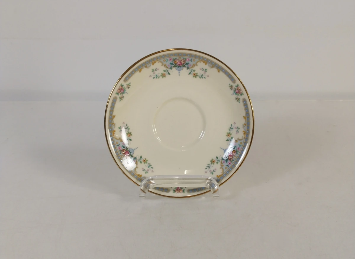 Set fijn porselein servies met bloemenmotief en gouden rand - foto 9