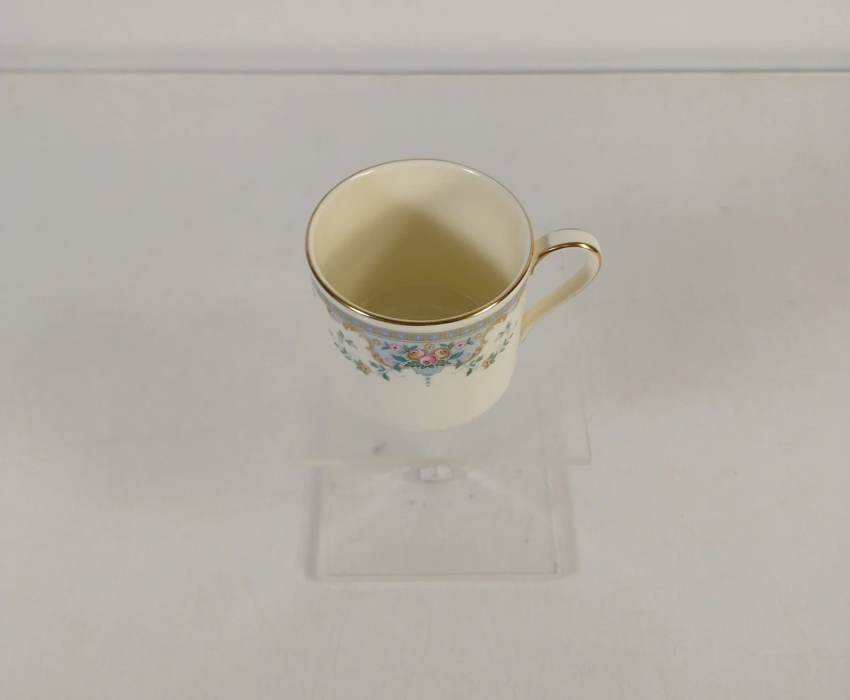 Set fijn porselein servies met bloemenmotief en gouden rand - foto 4