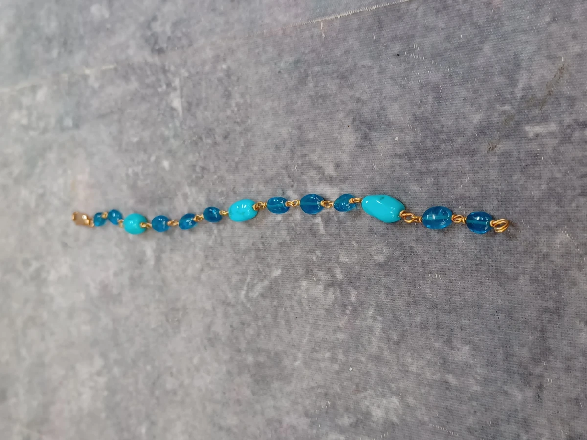 Handgemaakte gouden armband met turkoois en blauw apatiet / glaskralen - foto 4