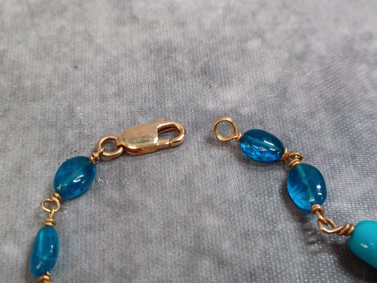 Handgemaakte gouden armband met turkoois en blauw apatiet / glaskralen - foto 3