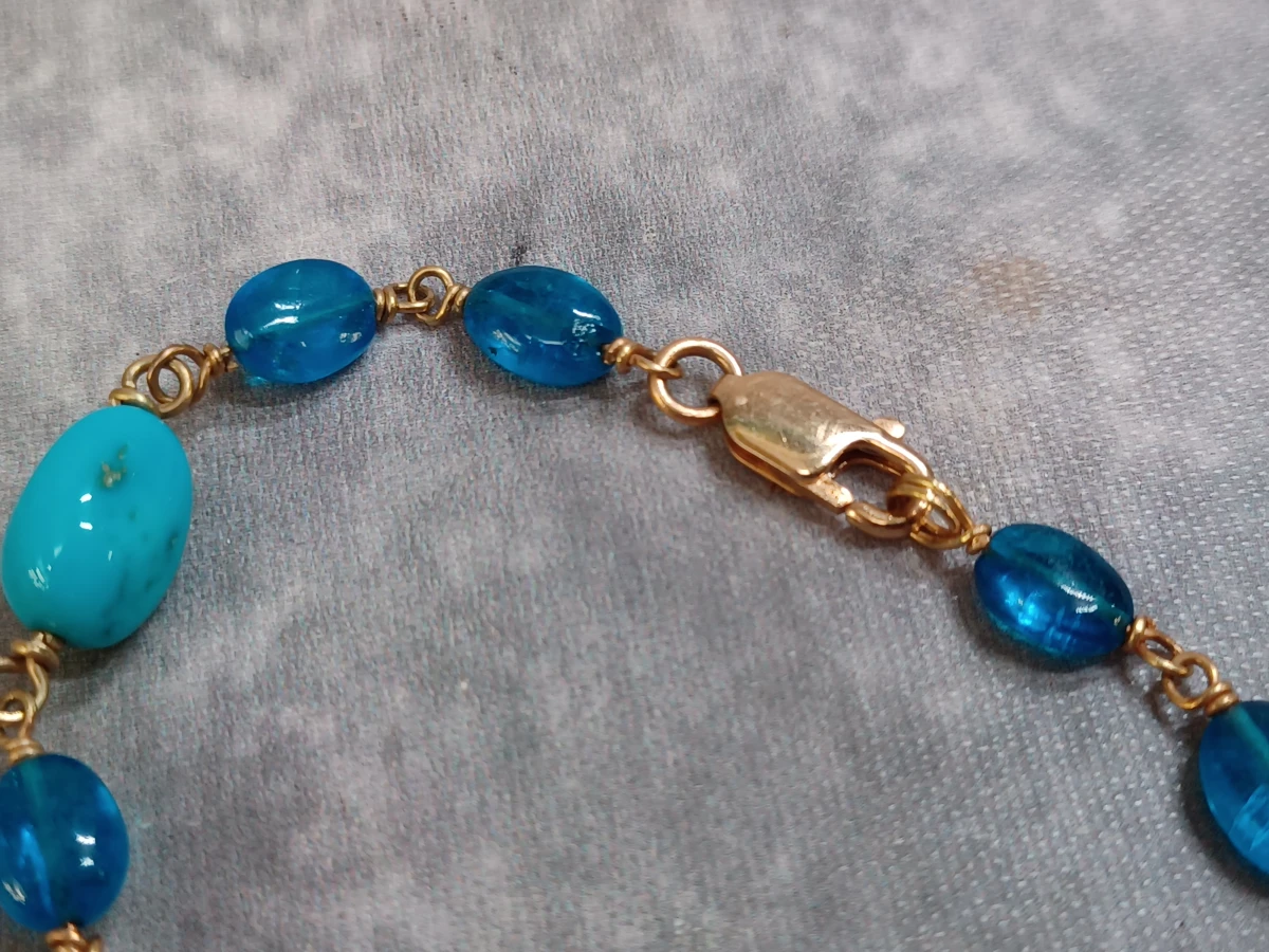 Handgemaakte gouden armband met turkoois en blauw apatiet / glaskralen - foto 2