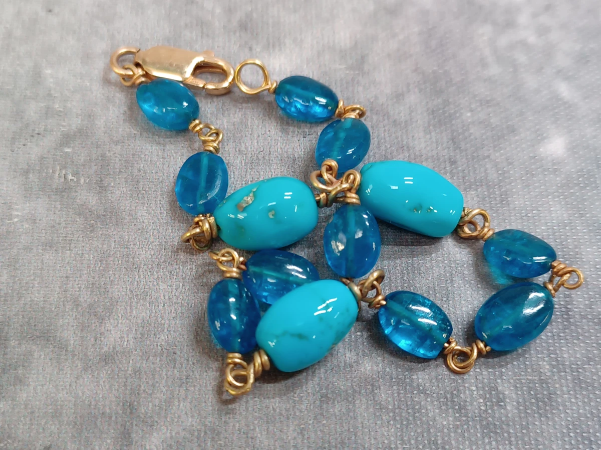 Handgemaakte gouden armband met turkoois en blauw apatiet / glaskralen - foto 5