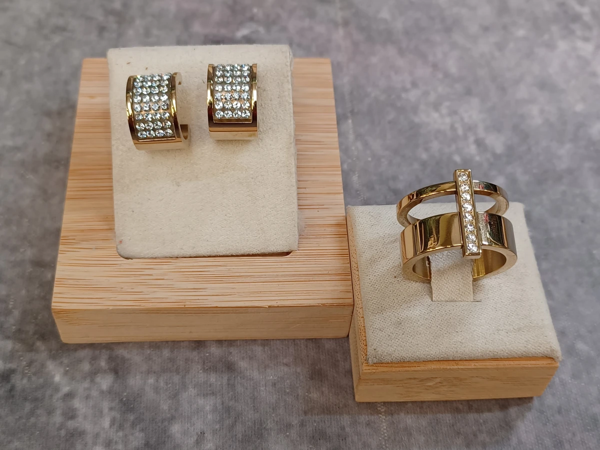 Dyrberg/Kern goudkleurige sieradenset - Ring en oorbellen met kristallen – kavel bij De Kringwinkel, Gent